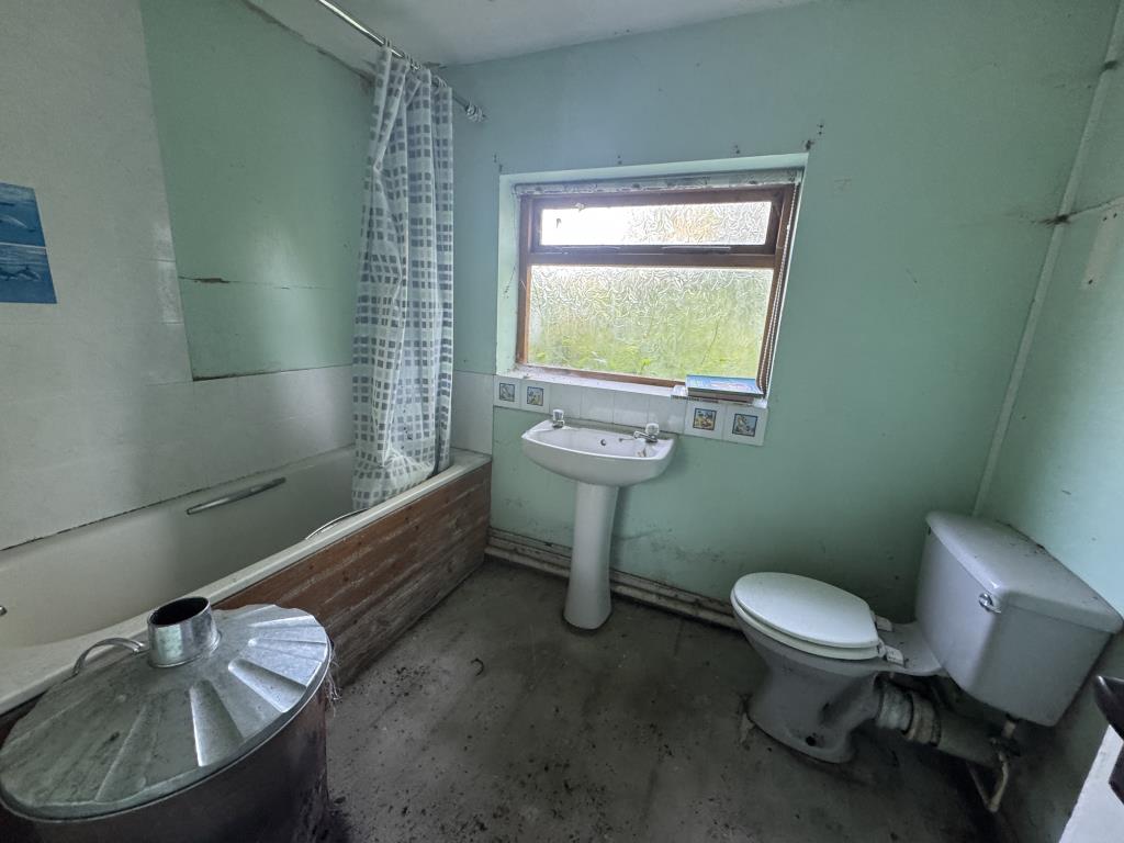 Lot: 97 - DETACHED COTTAGE FOR EXTENSIVE IMPROVEMENT - Bathroom